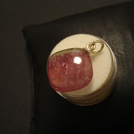 2285ct-pink-tourmaline-cushion-9ctgold-pendant-02657.jpg