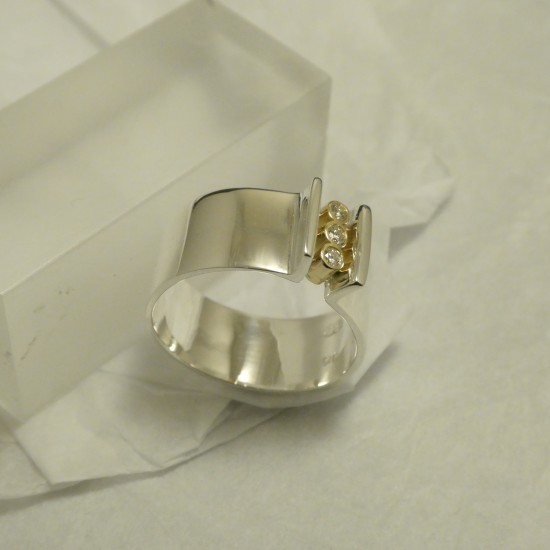 silver-gold-ring-3diamonds-40890.jpg