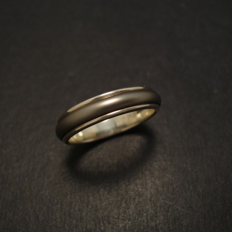 ridged-two-tone-mans-ring-titanium-gold-07468.jpg