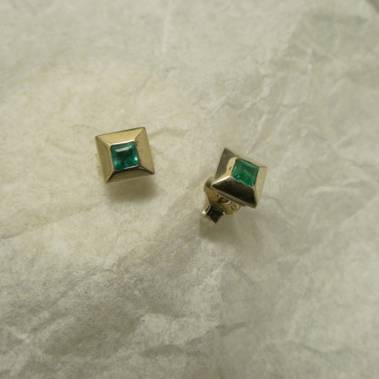 square-cut-emerald-9ctwhite-gold-earstud-00675.jpg