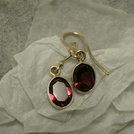 cut-oval-garnets-9x7mm-gold-earrings-20423.jpg