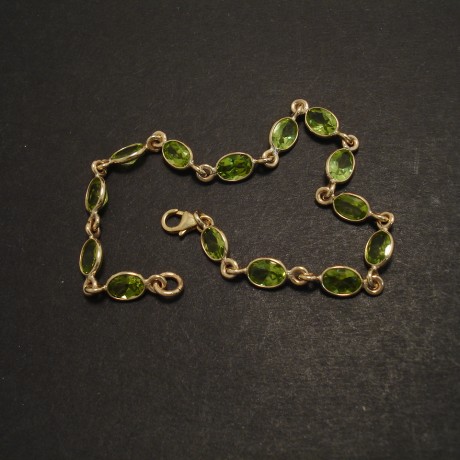 peridot-linked-9ctgold-bezel-bracelet-07785.jpg