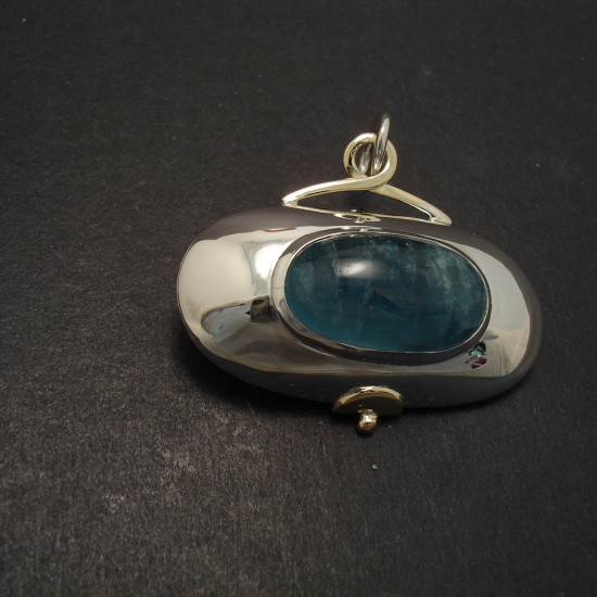 aquamarine-gemstone-pendant-oval-cabochon-06865.jpg