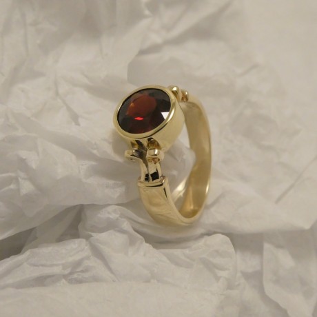 classic-gold-ring-superfine-garnet-80517.jpg