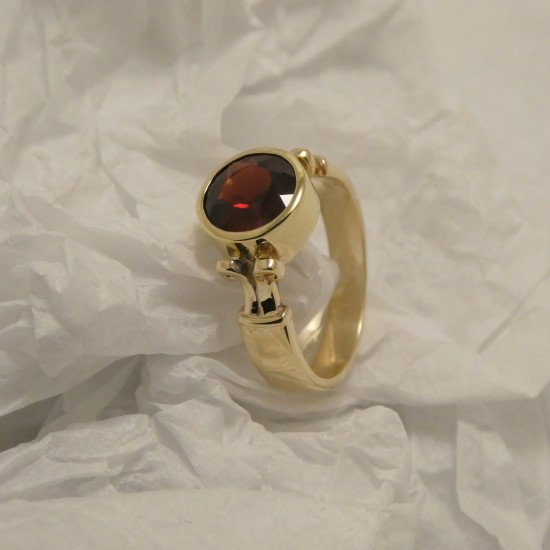classic-gold-ring-superfine-garnet-80517.jpg