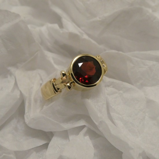 classic-gold-ring-superfine-garnet-80520.jpg