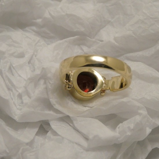 classic-gold-ring-superfine-garnet-80521.jpg