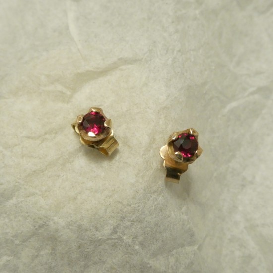 deep=-ruby-red-9ctgold-4-claw-studs-00663.jpg