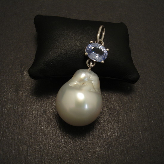 sapphire-light-blue-18ctwhite-gold-pendant-baroque-pearl-08897.jpg