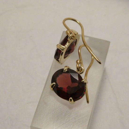 four-claw-gold-earrings-garnets-80191.jpg