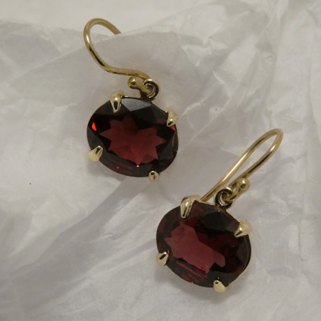 four-claw-gold-earrings-garnets-80192.jpg