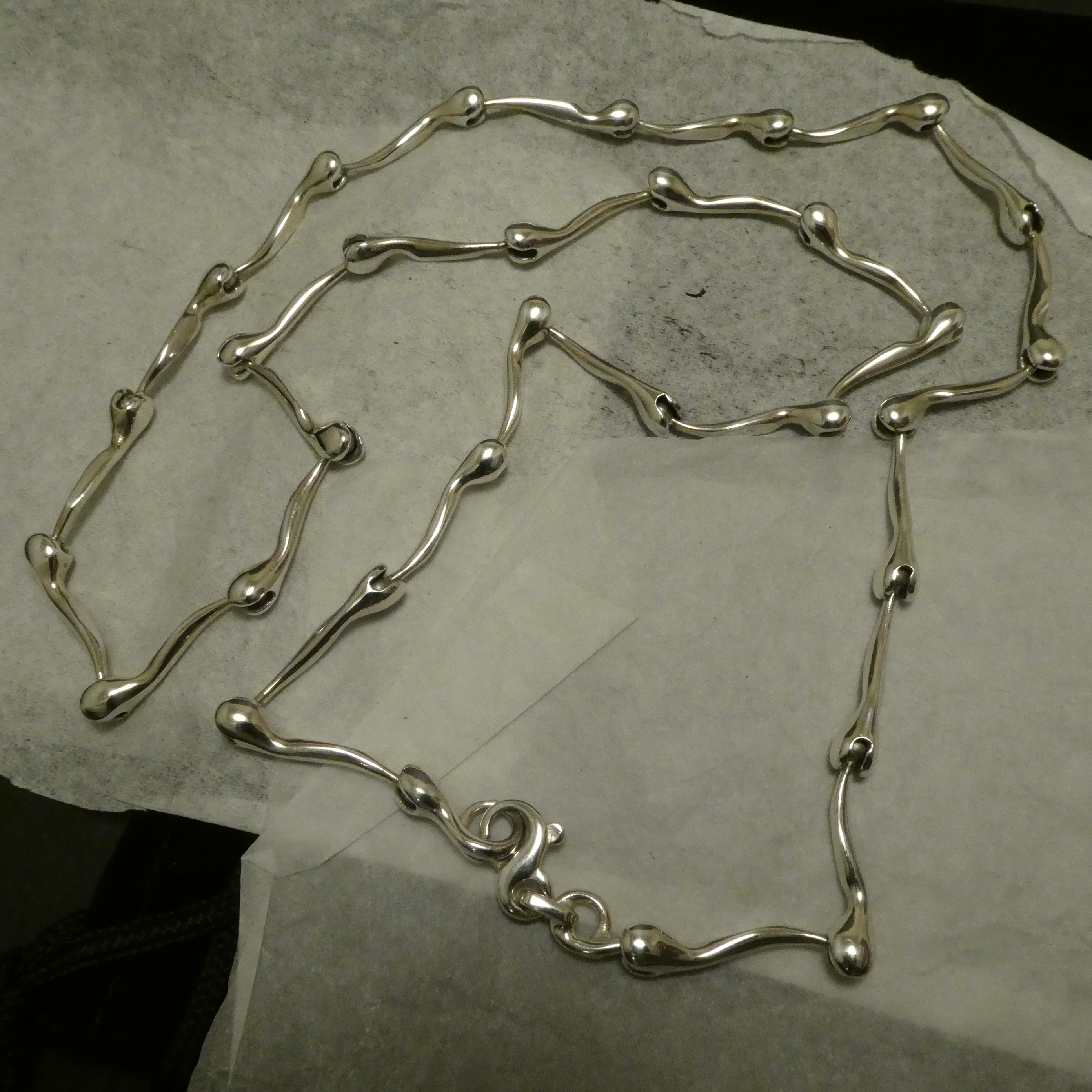 Curved link clearance chain