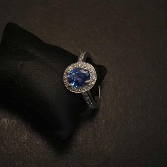 lively-ceylon-sapphire-diamonds-18ctwhite-gold-halo-ring-09579.jpg