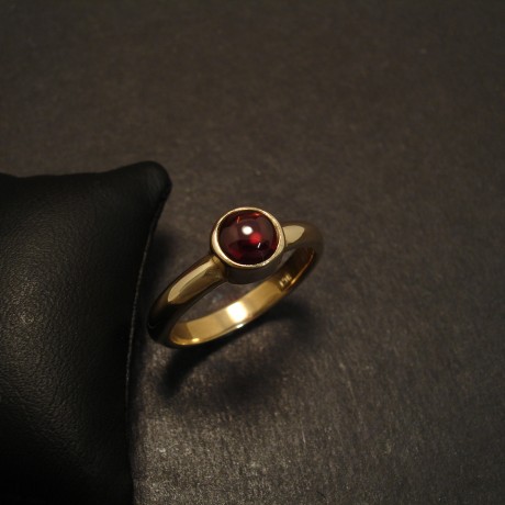 simple-gold-ring-6mmcab-garnet-09770.jpg