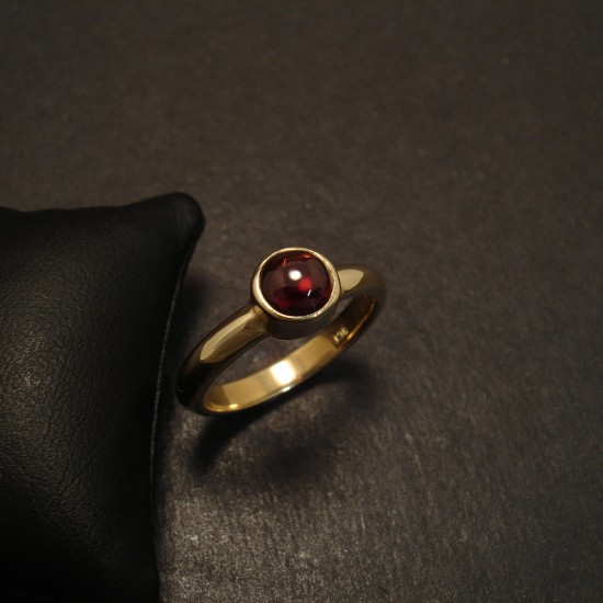 simple-gold-ring-6mmcab-garnet-09770.jpg