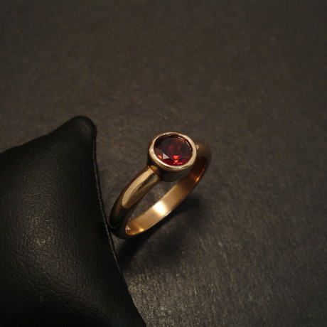 simple-gold-ring-6mmgarnet-cut-solid-09771.jpg