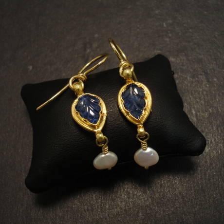 carved-sapphire-pearl-18ctgold-eardrops-09955.jpg