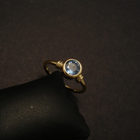 73ct-sapphire-round-18ctgold-ring-round-band-00165.jpg