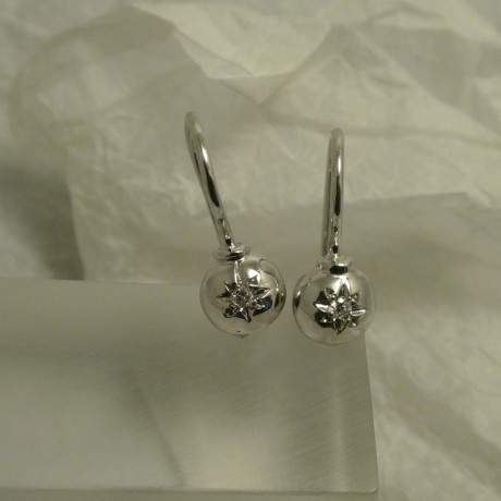 smart-white-gold-earrings-diamonds-70053.jpg