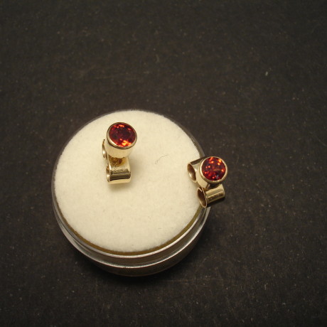 4mm-cut-round-garnets-9ctgold-earstuds-01529.jpg
