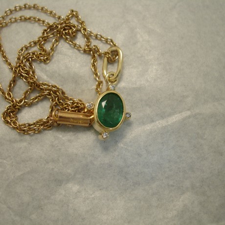 8x6mm-bright-emerald-18ctgold-pendant-04242.jpg