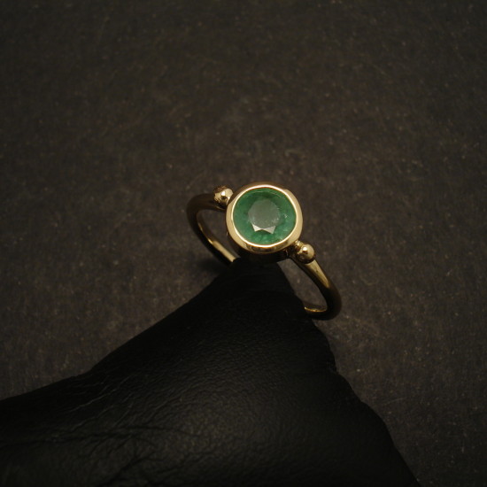 85ct-emerald-18ctgold-hmade-ring-01931.jpg