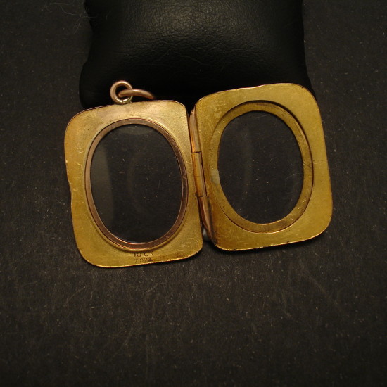 10ct-gold-antique-american-plain-locket-02190.jpg