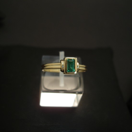 characteristic-deep-green-emerald-baguette-18ctgold-ring-03877.jpg
