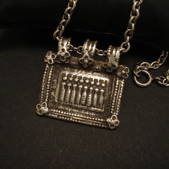 old-eight-ladies-tribal-silver-pendant-01509.jpg