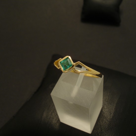 square-bright-columbian-emerald-18ctgold-split-shank-ring-02872.jpg