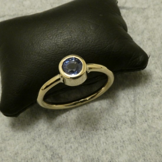 fine-blue-sapphire-.69ct-18ctgold-ring-00871.jpg