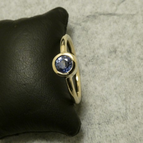 fine-blue-sapphire-.69ct-18ctgold-ring-00872.jpg