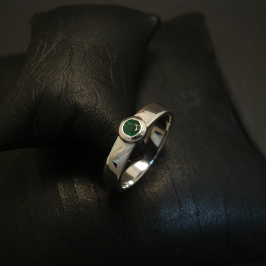 neat-solid-9ctwhite-gold-ring-emerald-03602.jpg