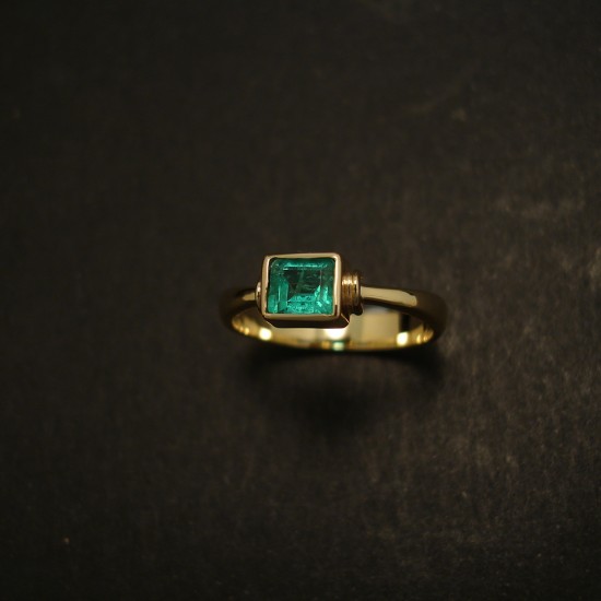 vivid-green-47ct-col-emerald-18ctgold-hmade-ring-03579.jpg