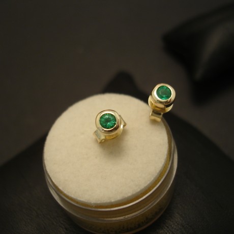 agrade-bright-emerald-9ctgold-earstuds-03812.jpg