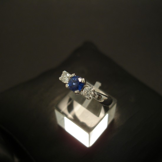 -96ct-cushion-sapph-diam-18ctwgold-ring-04016.jpg