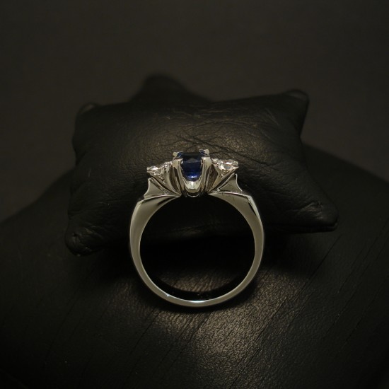 -96ct-cushion-sapph-diam-18ctwgold-ring-04012.jpg
