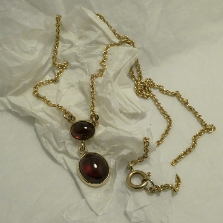 agnrade-cabochon-garnet-9ctgold-necklace-30707.jpg