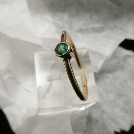 superfine-small-bright-emerald-18ctgold-ring-00553.jpg