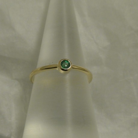 superfine-small-emerald-18ctgold-ring-40657.jpg