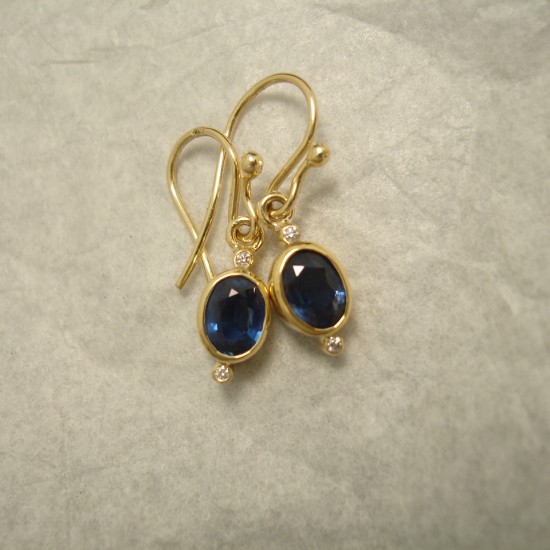 fine-blue-sapphires-195ct-diamonds-18ctgold-earrings-04755.jpg