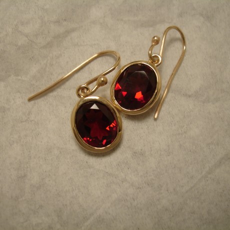 10x8mm-agrade-wine-red-garnets-9ctgold-earrings-04937.jpg