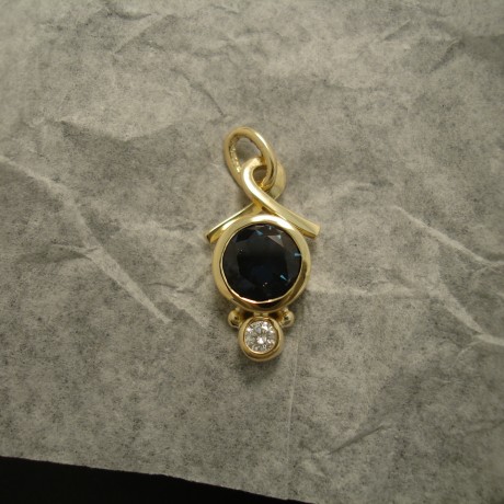 agrade-inverell-blue-sapphire-diamond-18ctgold-pendant-04867.jpg