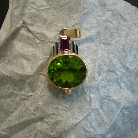 peridot-green-ruby-red-18ctgold-hmade-pendant-04875