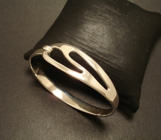 contemporary-design-silver-clip-bangle-05330.jpg