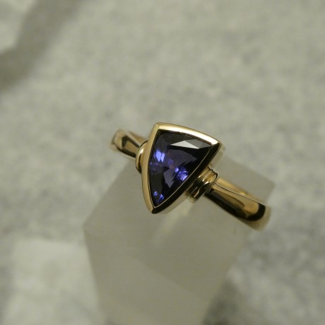purple-blue-natural-sapphire-18ctgold-ring-10720.jpg