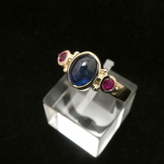 superior0sapphire-cabochon-rubies-18ctgold-hmade-ring-00522.jpg