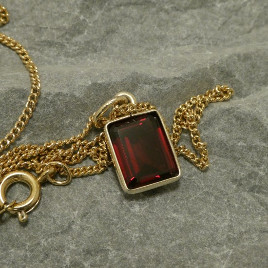 rectangular-wine-red-garnet-gold-pendant-00804.jpg