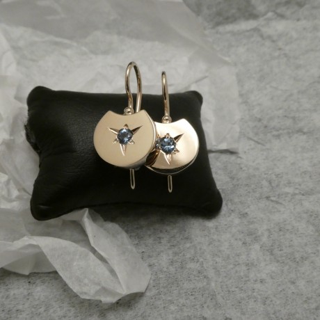 star-set-sapphire-9ctgold-earrings-00643.jpg