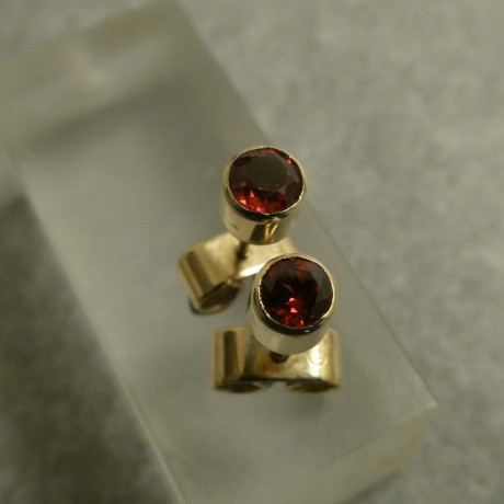 neat-gold-earstuds-4mm-garnets-60072.jpg